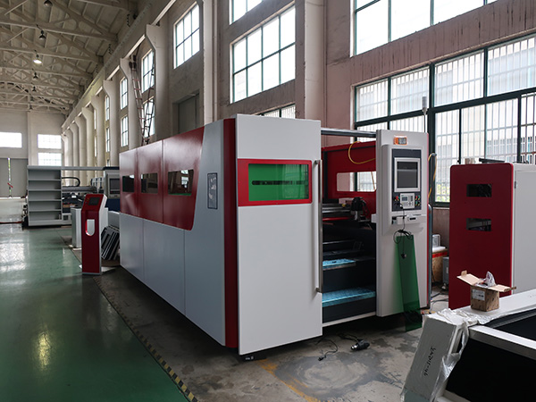 2KW fiber laser cutting machine alang sa metal sheet